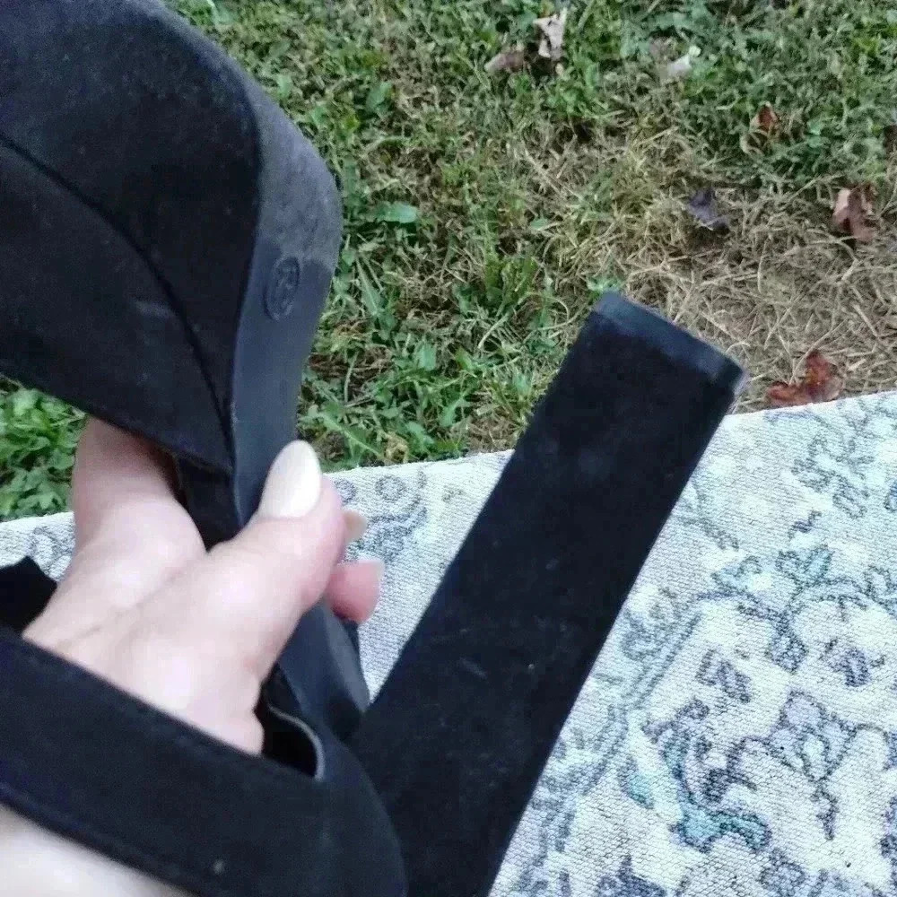 Black peep toe heels with platform - Picture 2 of 7